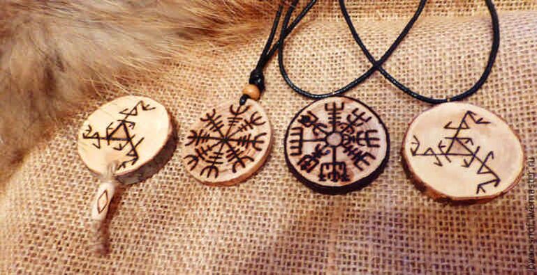 Colgantes con runas como talismanes del éxito.
